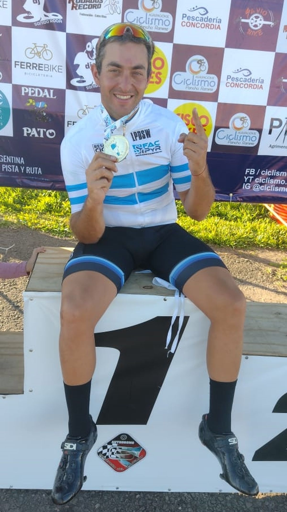 El vecino de Temperley con la medalla de campeón argentino de ciclismo.