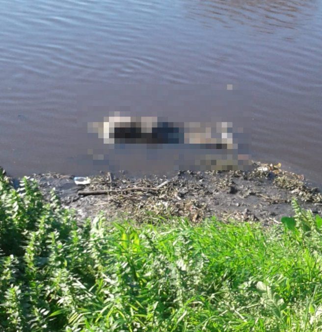 Vecinos de Lomas de Zamora vieron el cuerpo flotando cerca de la orilla del Riachuelo.