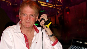 Medio siglo de pistas: la vida del DJ que sigue animando las noches de Zona Sur