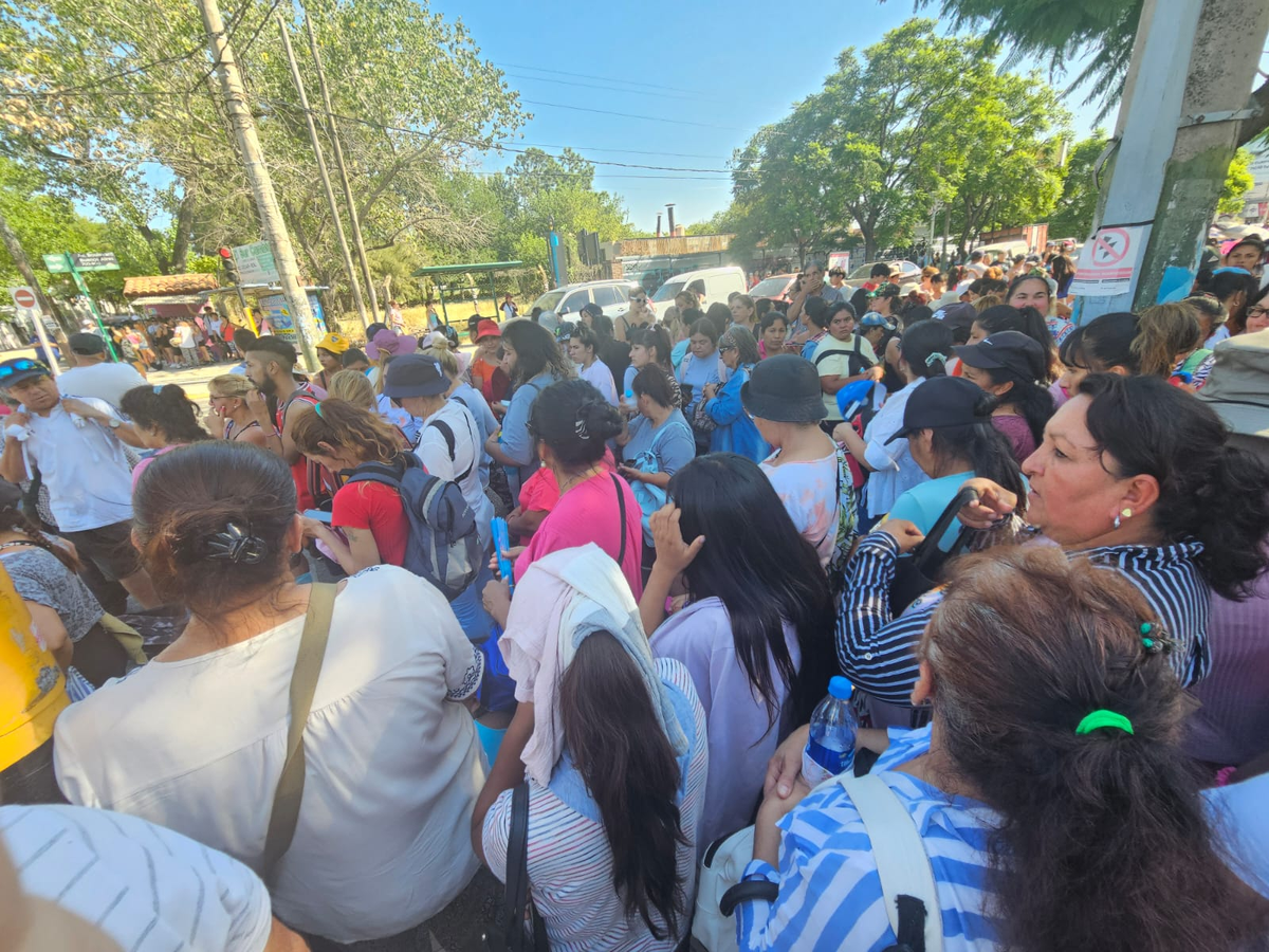 Alrededor de 300 personas se manifestaron frente al supermercado Coto de Monte Grande durante la mañana de este jueves.