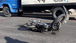 choque entre una moto y un camion en monte grande: dos jovenes heridos