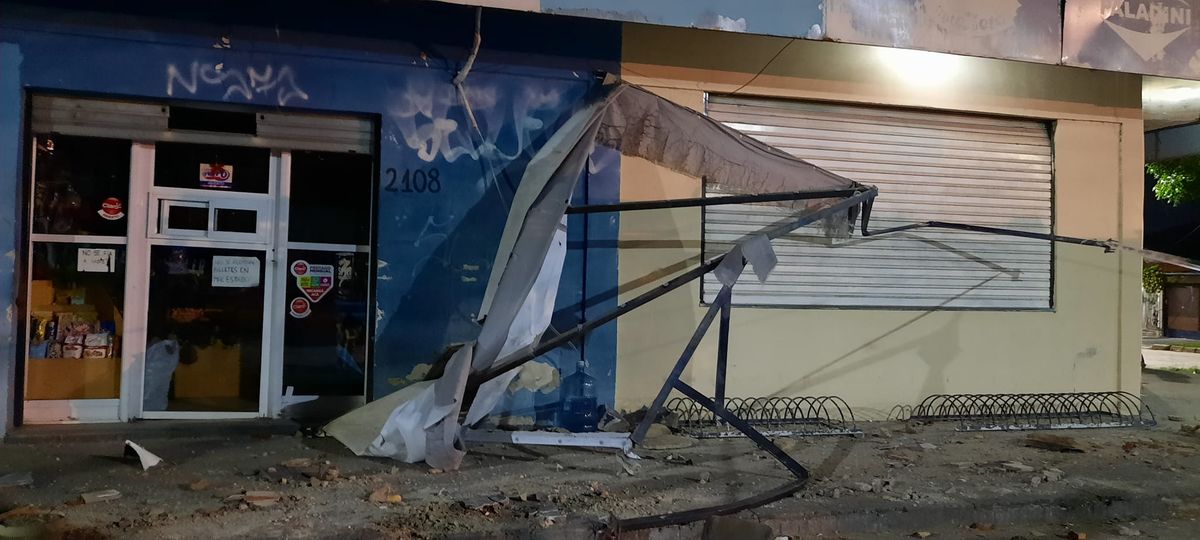 As&iacute; qued&oacute; el frente del comercio tras el accidente.