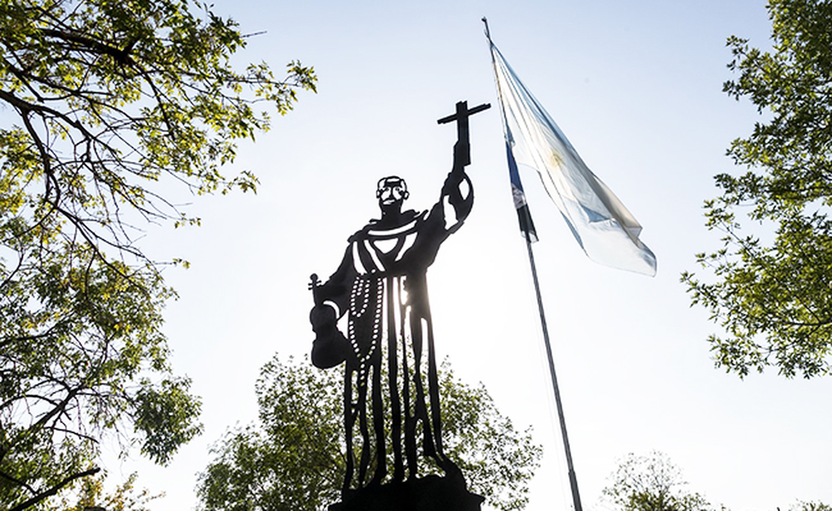 En 1989 fue oficializada como localidad de Almirante Brown.