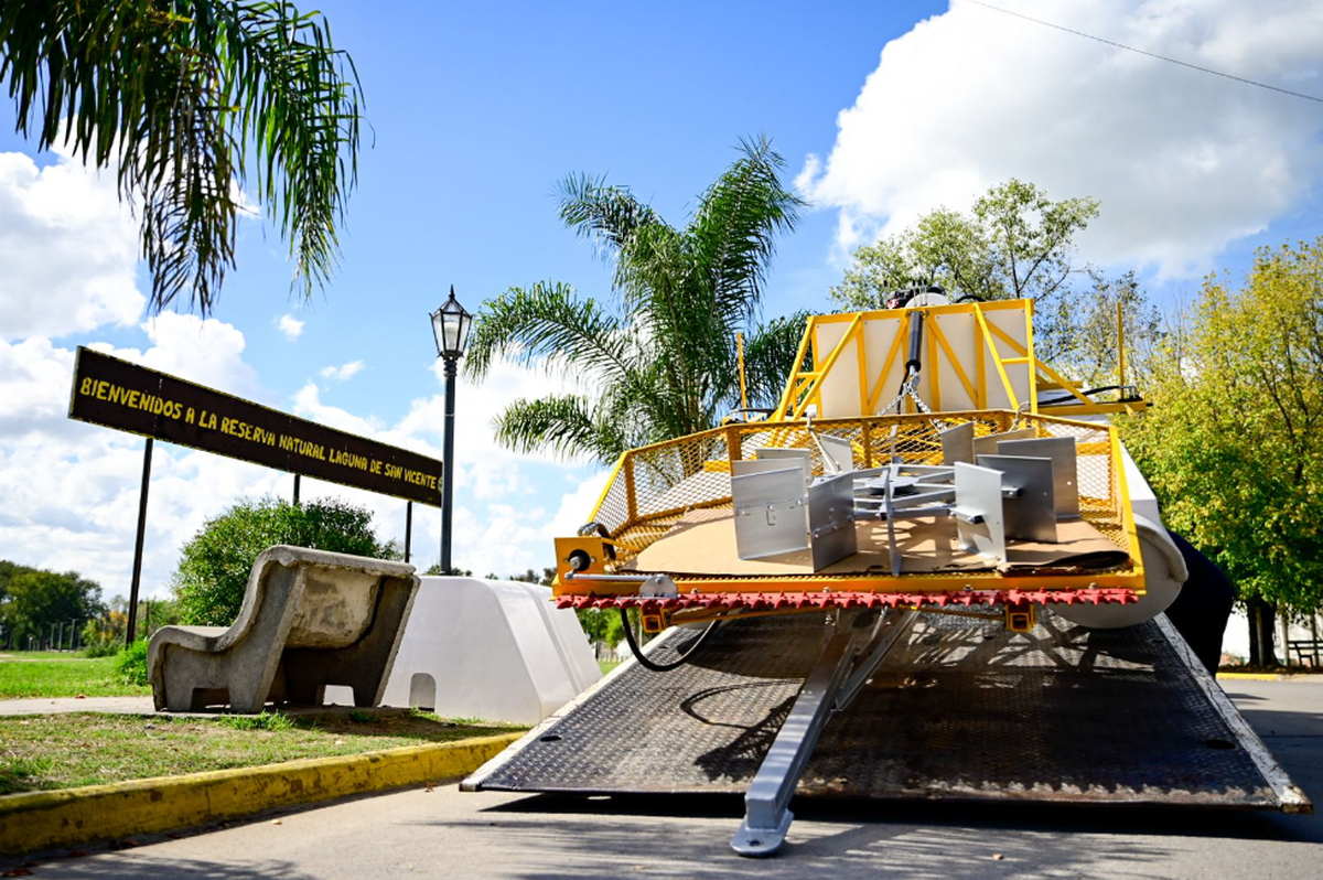 La lancha con cuchillas y pala que incorporó el Municipio para luchar contra la plaga.