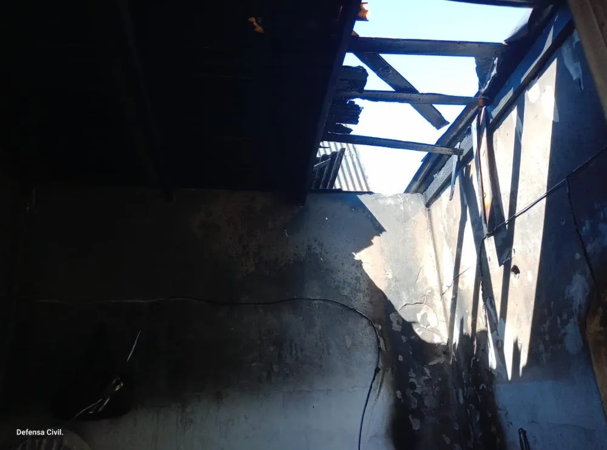 Así terminó la casa que sufrió el incendio en Lomas de Zamora.