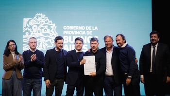 Kicillof inauguró un centro comunitario y entregó 1.521 escrituras en Almirante Brown