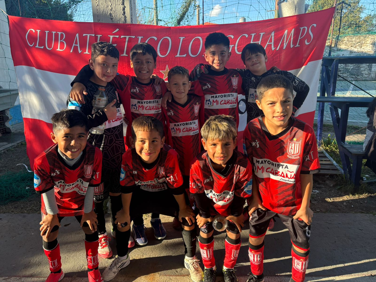 La 2015 de Atlético Rojo empató 2-2 contra Lomas de Burzaco por la fecha 14 de la liga ADIAB. 