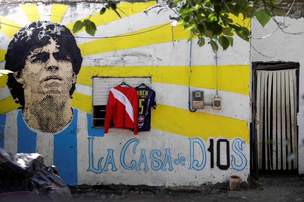 Así luce la casa de Diego Maradona actualmente. Pintaron un mural el día de su fallecimiento.