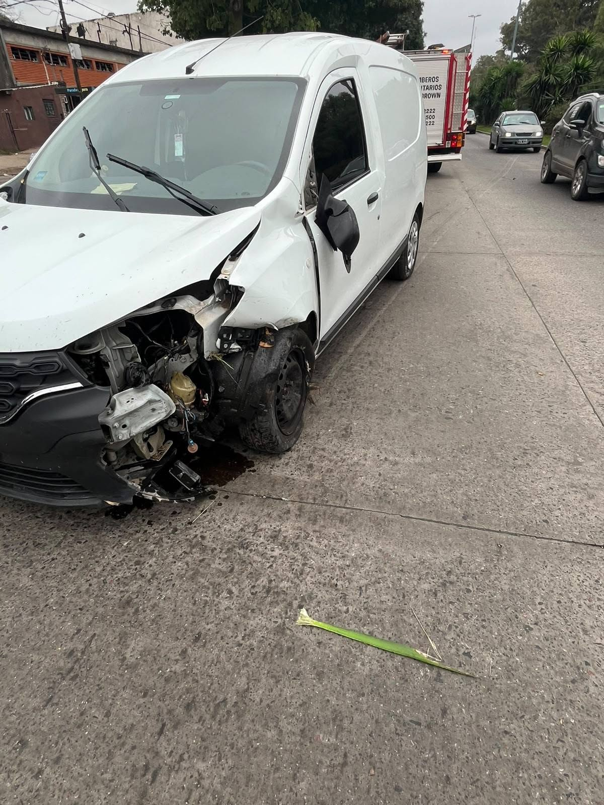 El vehículo sufrió abolladuras en su carrocería. El vehículo sufrió abolladuras en su carrocería. 