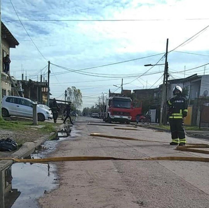 Bomberos de Lomas de Zamora trabajan para solucionar la fuga de gas.