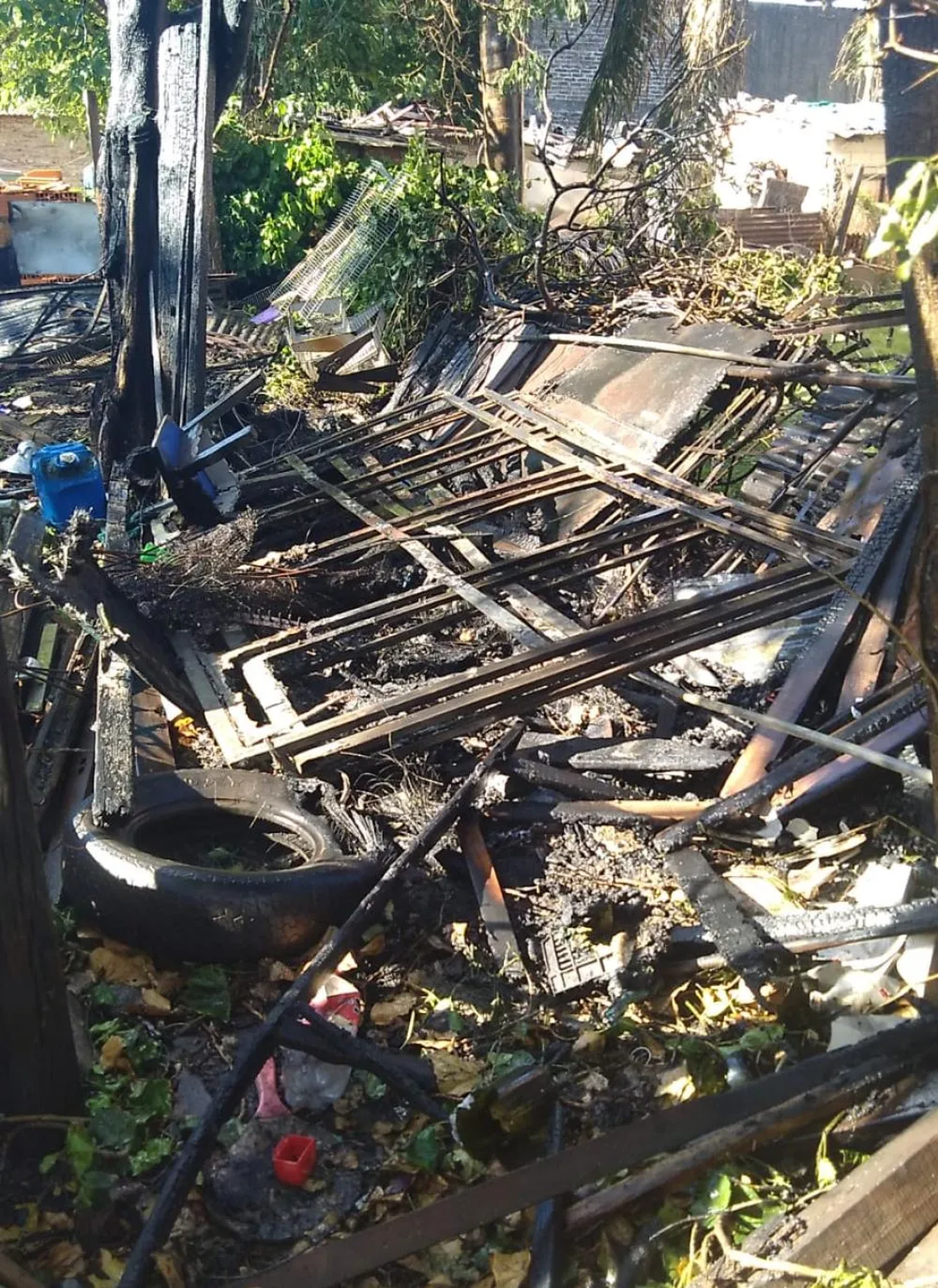 Los destrozos del incendio que se generó en el patio de la casa en Banfield. 