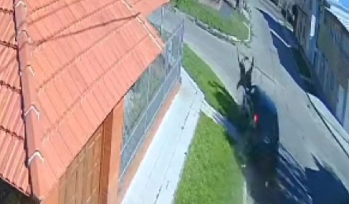 El choque del ciclista en Banfield.&nbsp;