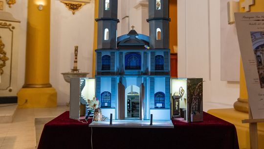 Hizo una maqueta de la Parroquia de San Vicente para sus alumnos especiales y ahora la exponen en el templo