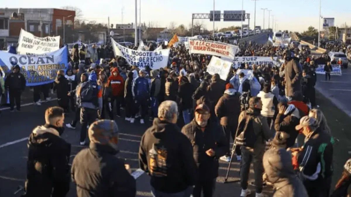 Feriantes cortando el Puente La Noria, reclamando por la reapertura del predio.