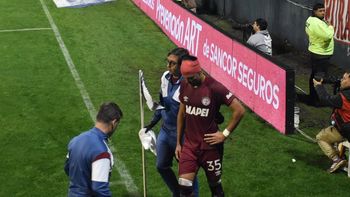 Defensor de Lanús sufrió una fractura de cráneo y no podrá jugar hasta 2026