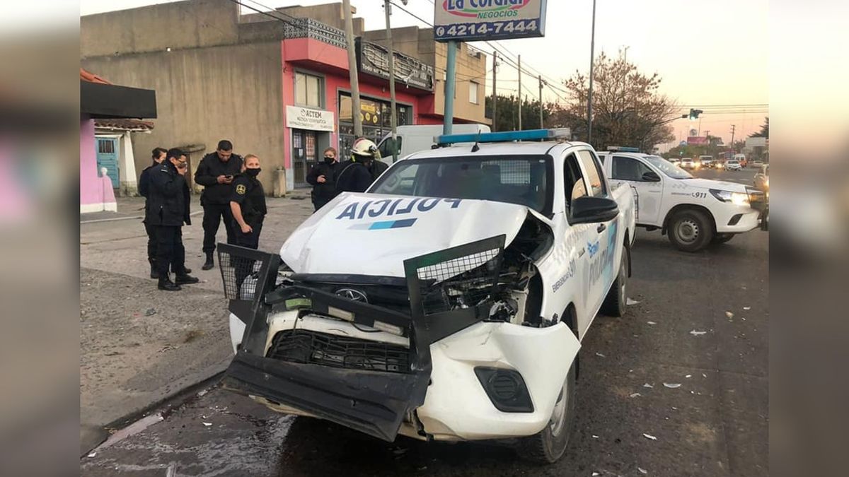 Fuerte choque entre un patrullero y un colectivo en Adrogué