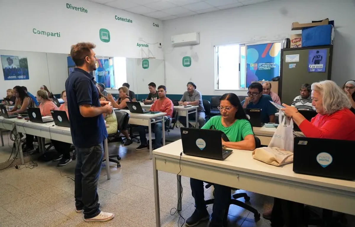 Las clases se imparten en el Punto Digital de Villa Fiorito, Lomas de Zamora. 
