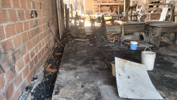 incendio en una carpinteria de el jagüel: trabajaron dos dotaciones de bomberos