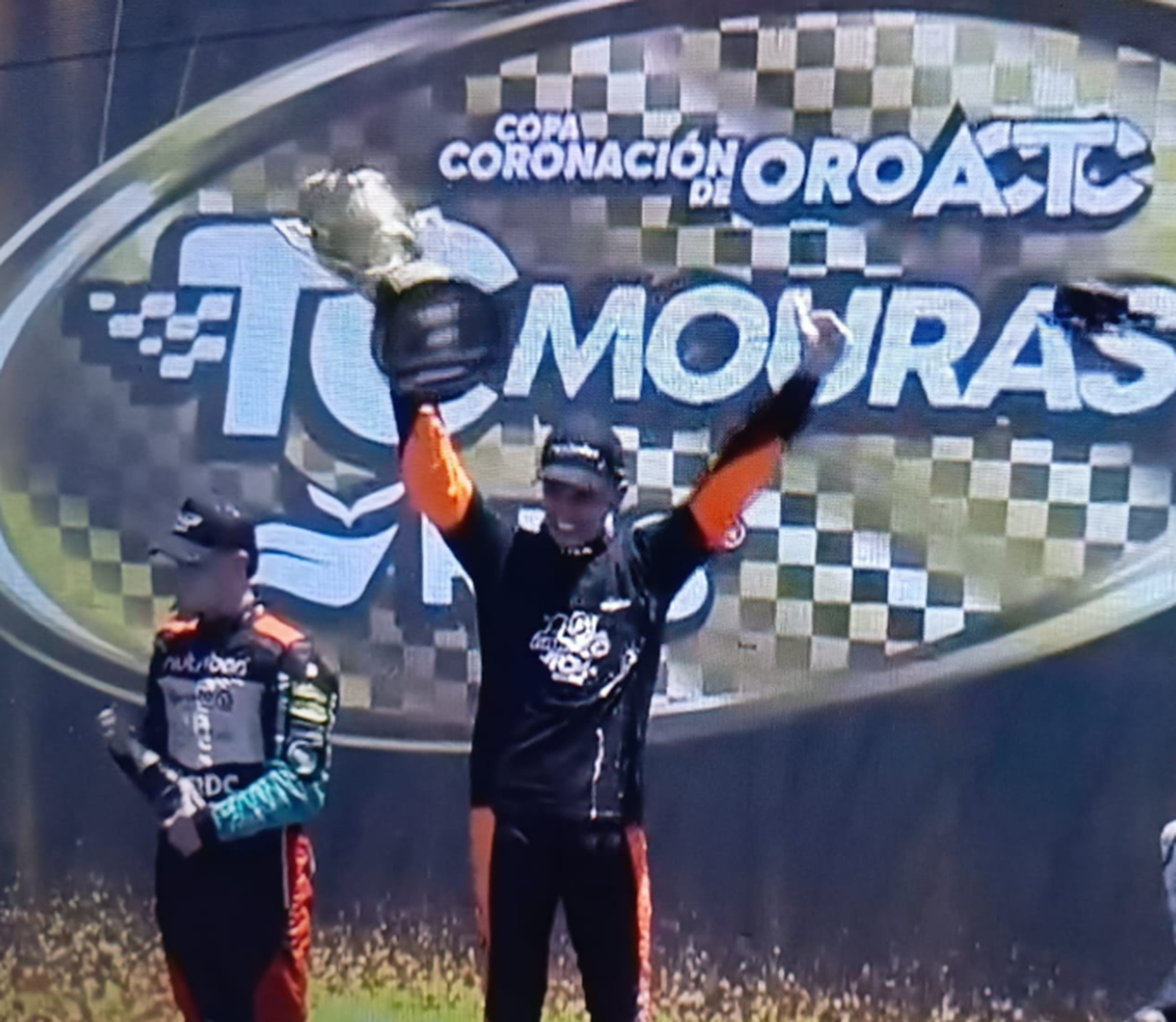 Iansa trae la copa para San Vicente.