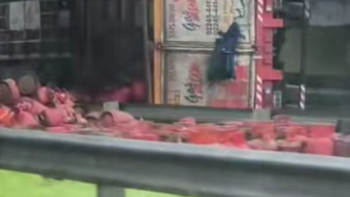 Volcó un acoplado con garrafas en el cruce de las autopistas Ezeiza-Cañuelas y Presidente Perón