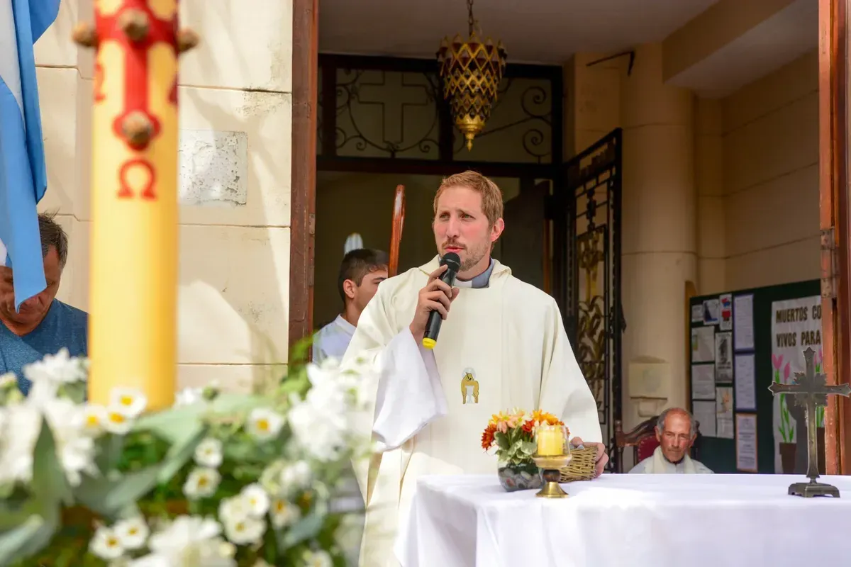 Gustavo Oubiña, párroco de San Antonio de Padua, en Alejandro Korn.