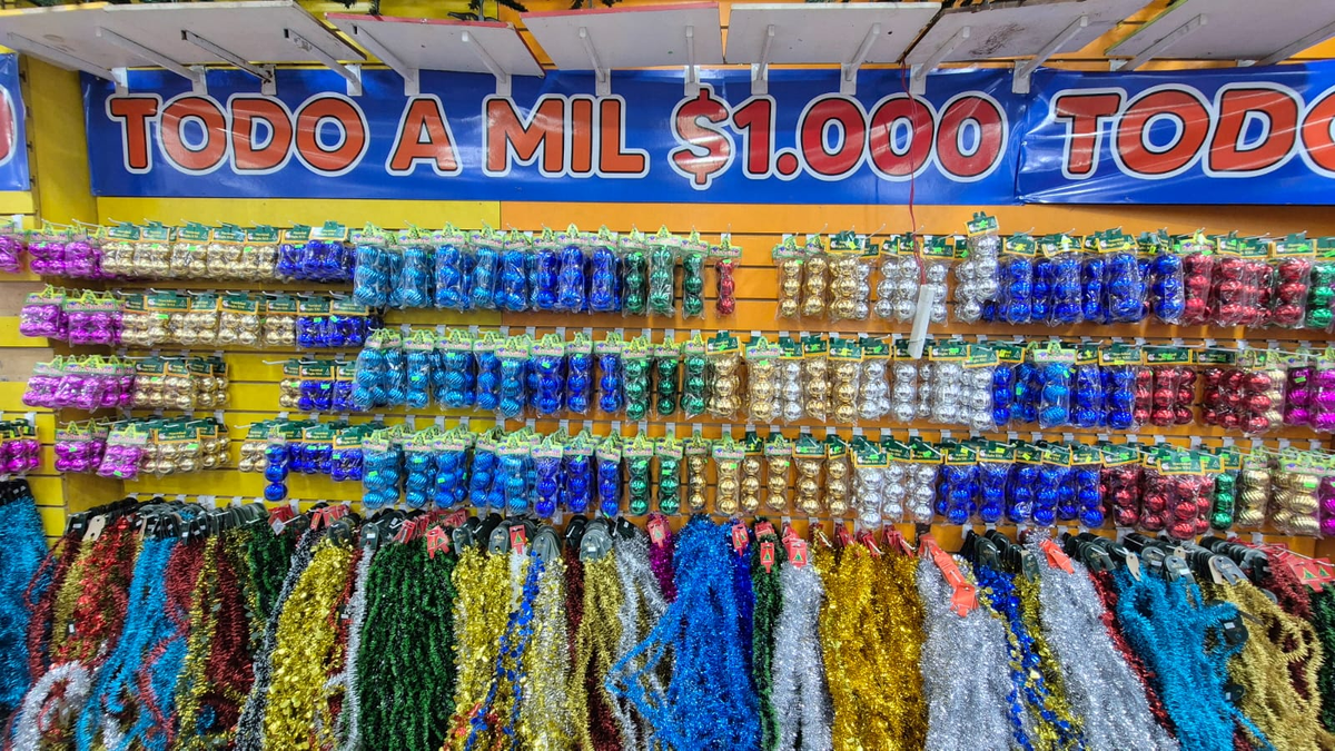 Las ofertas en arbolitos y otros productos son por la llegada de la Navidad.