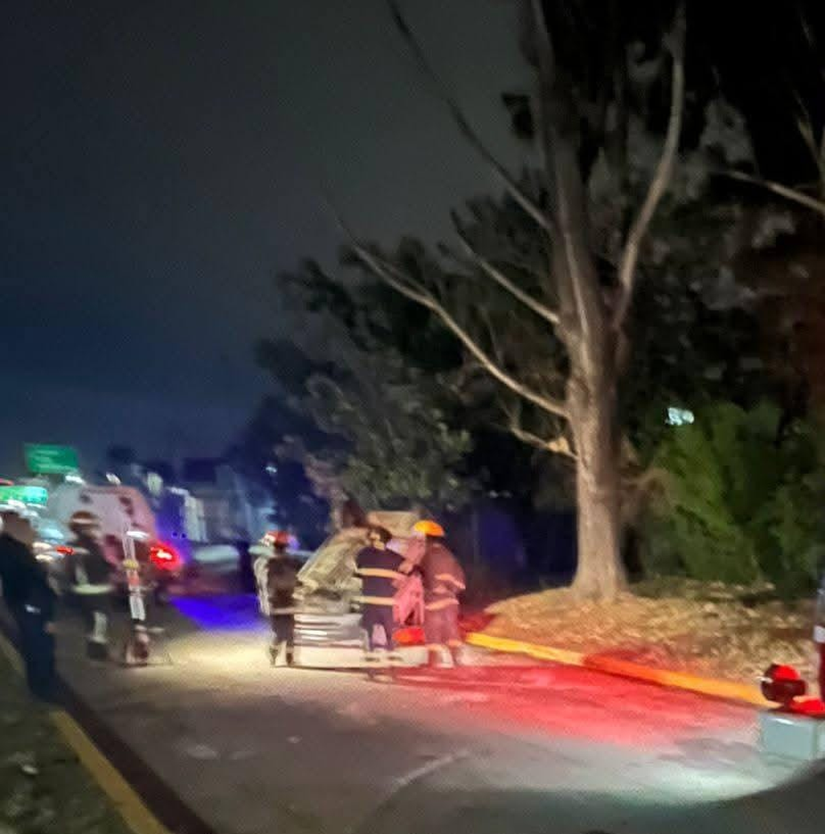 Bomberos trabajaron en el lugar.