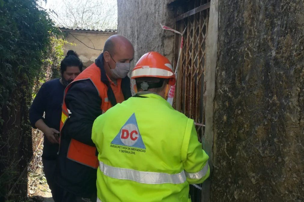 El incendio en Monte Chingolo, Lanús, produjo grandes rajaduras en la casa.