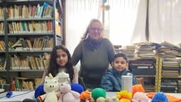 crochet para ninos: los chicos se animan a tejer y hasta reciben encargos