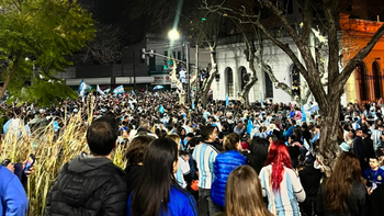 Plazas y calles de Zona Sur se colmaron de hinchas tras la victoria de Argentina ante Inglaterra