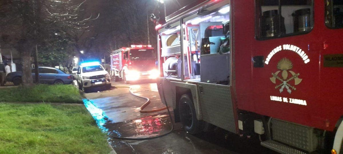 Bomberos de Lomas de Zamora trabajaron en el incendio fatal en Temperley.
