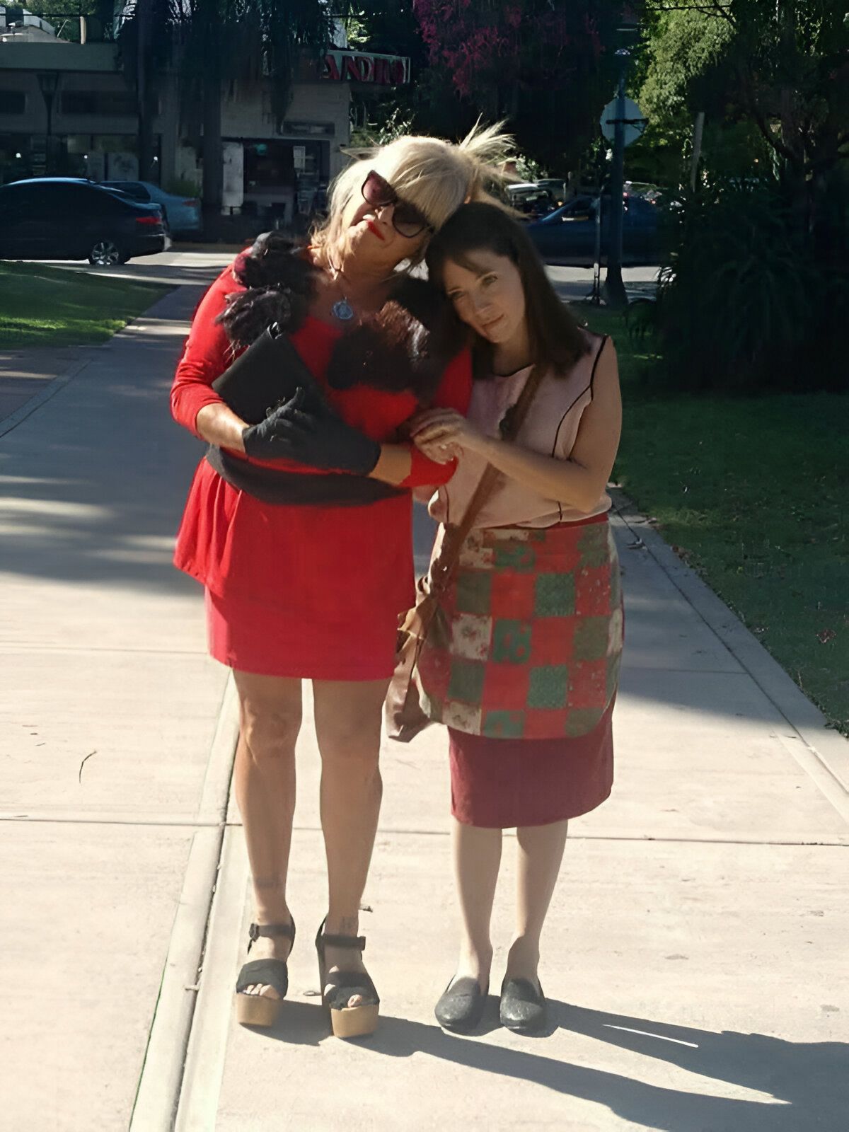 Paula Viola junto a Mónica Frolli interpretando a Susana y a Nora de Esperando La Carroza.