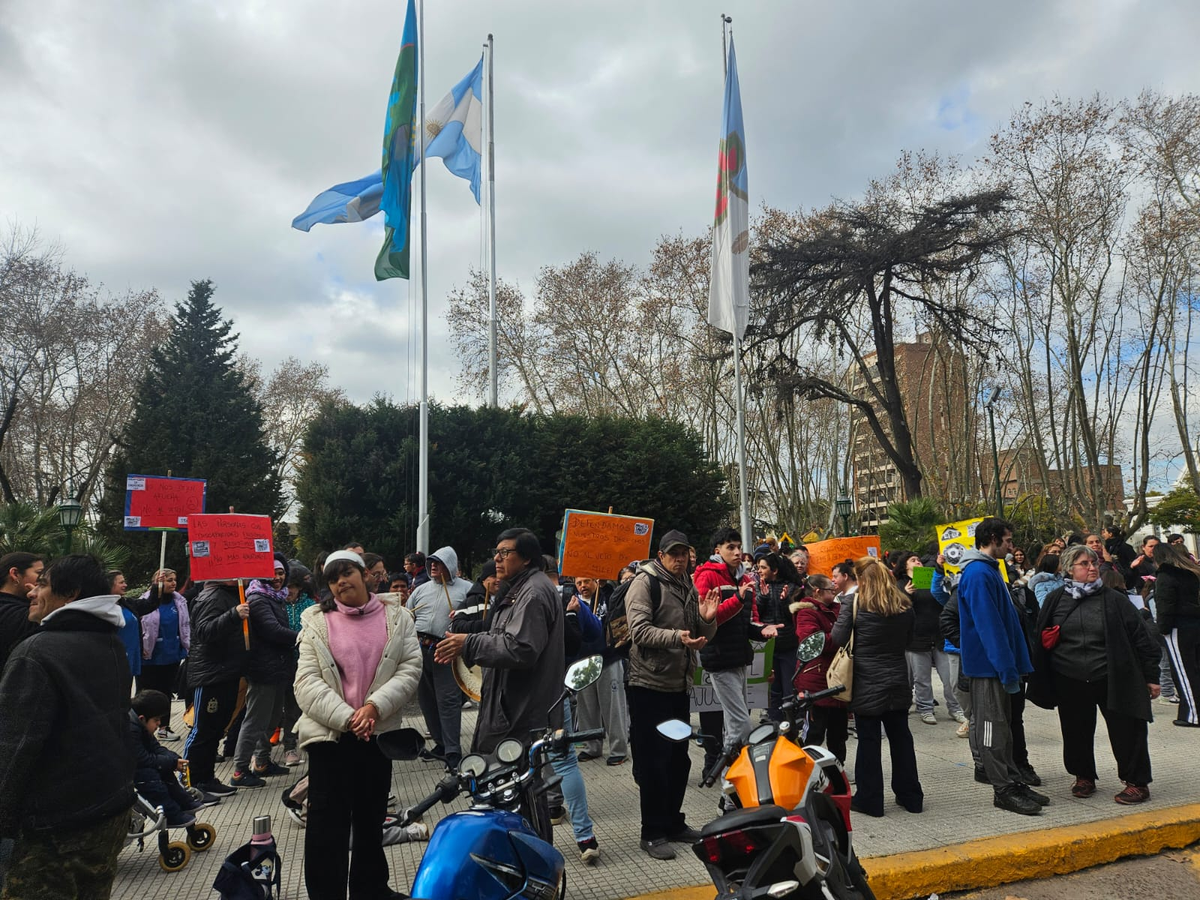 La manifestación se llevó a cabo durante el mediodía de este martes.