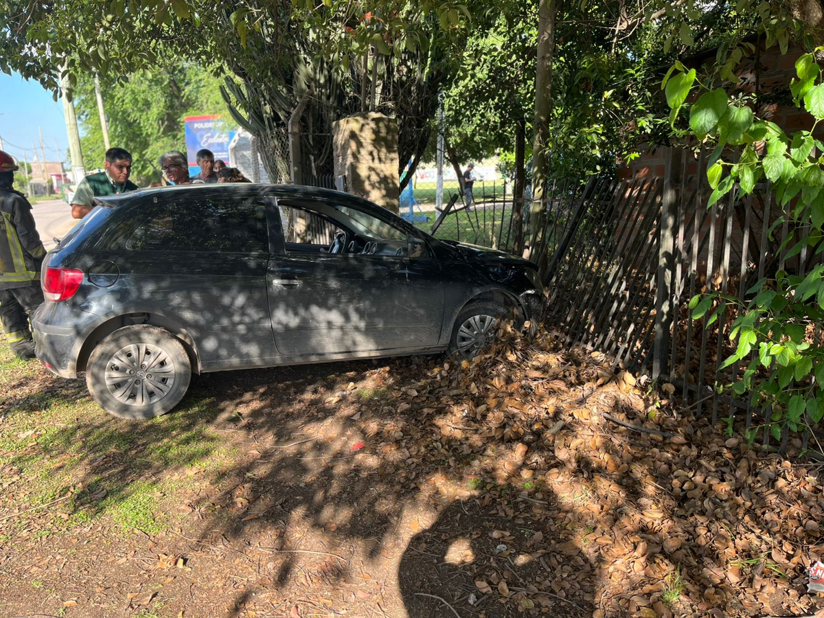 Solamente el conductor del auto resultó herido, tras el choque en Almirante Brown.