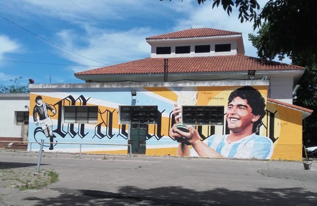 Mural en memoria de Diego Maradona en el Hospital Evita.