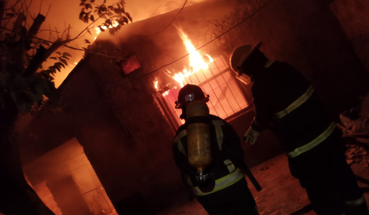 Feroz incendio de dos casas en Burzaco: vecinos perdieron todo