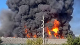 grave incendio en un deposito industrial de francisco alvarez: trabajan 25 dotaciones de bomberos