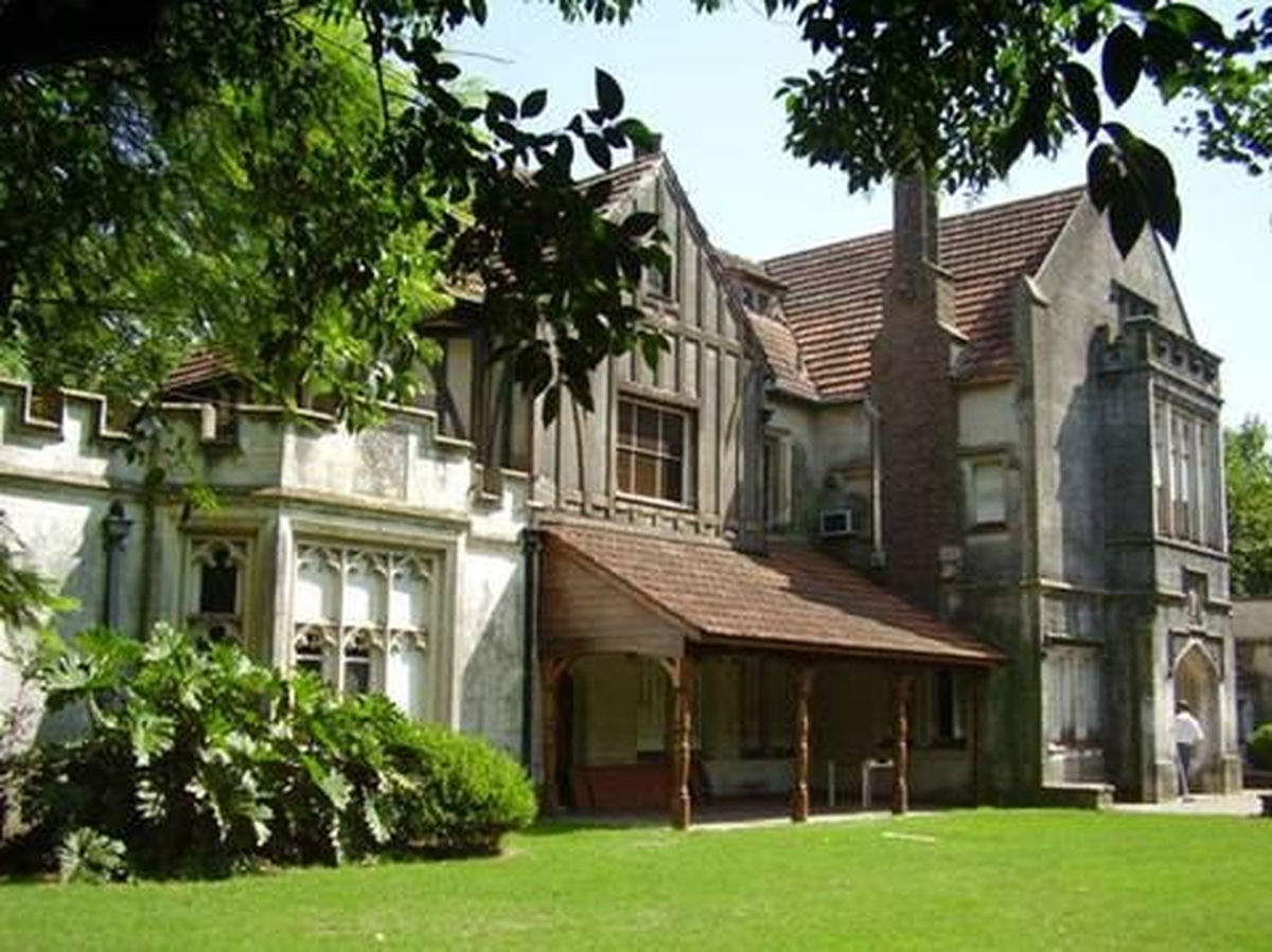 La quinta se ubica en pleno centro de Monte Grande.