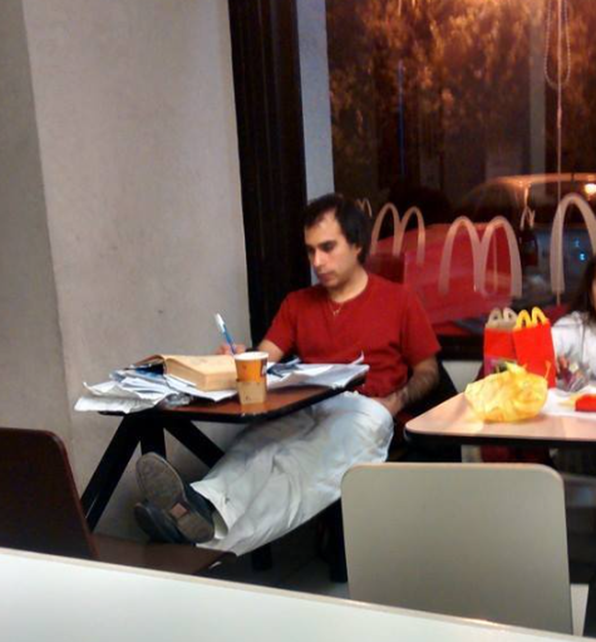 Luciano Fare estudiando hace unos años en el McDonald's de Monte Grande.