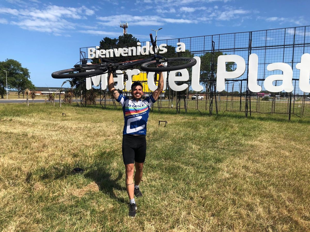 Leandro, vecino de Lomas de Zamora, recién llegado a Mar del Plata en su bicicleta.