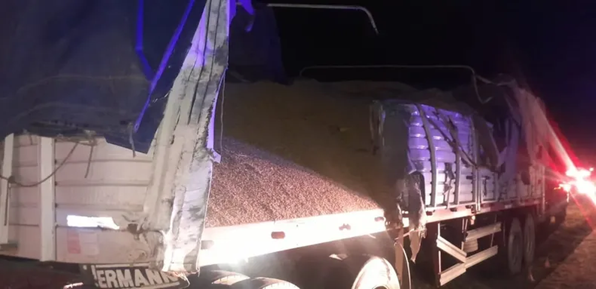 El micro conducido por el chofer de Lomas quedó con importantes daños tras el choque frontal en la Ruta 11, en Santa Fe.