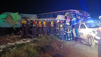Choque entre un camión y un micro en la Ruta 3: cuatro muertos y 16 heridos
