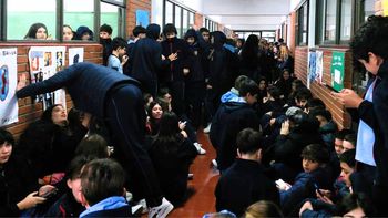 Monte Grande: alumnos del colegio Parish Robertson realizaron una sentada por falta de calefacción