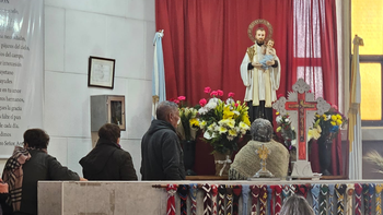 Emoción en la Parroquia San Cayetano de Burzaco: miles de pedidos y agradecimientos