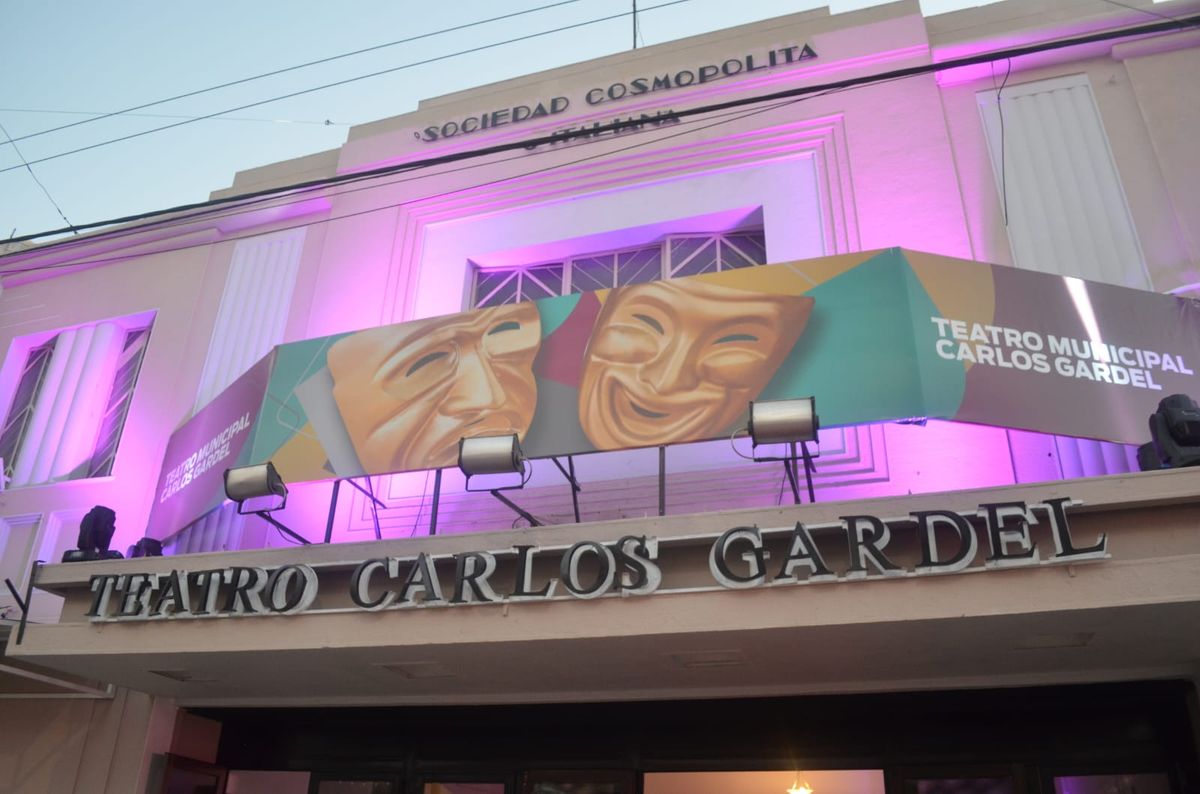 Culminaron las obras y reabrió el teatro Carlos Gardel en Lanús