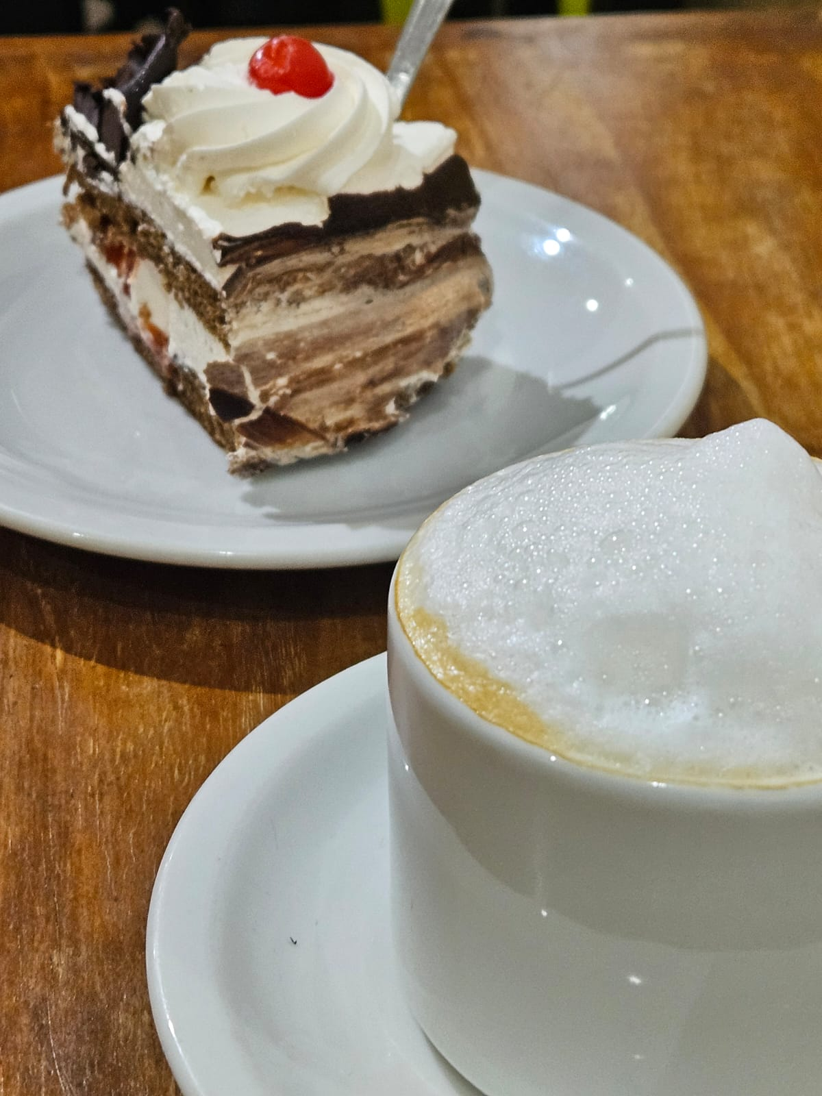 Durante esta semana, las cafeterías ofrecen una promoción de café y torta a $9.900. 