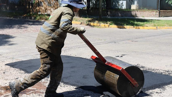 Avanzan los trabajos de bacheo en Monte Grande