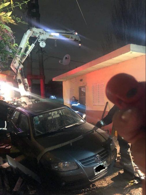 Bomberos de Almirante Brown sacan el auto con una grúa.