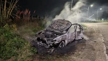 San Vicente: llevaron un auto de tiro con dos taxis y lo prendieron fuego en la Ruta 58