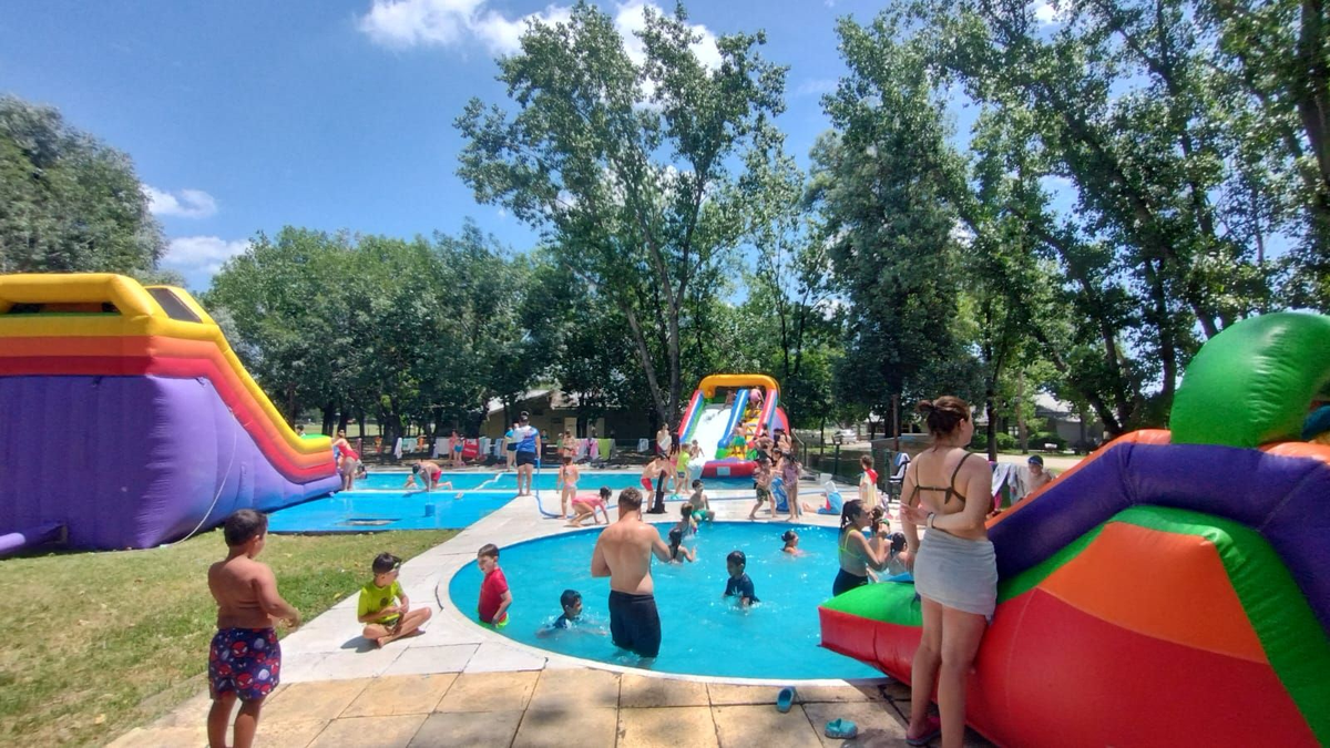 La colonia del Monte Grande Rugby Club cuenta con inflables acuáticos.     
